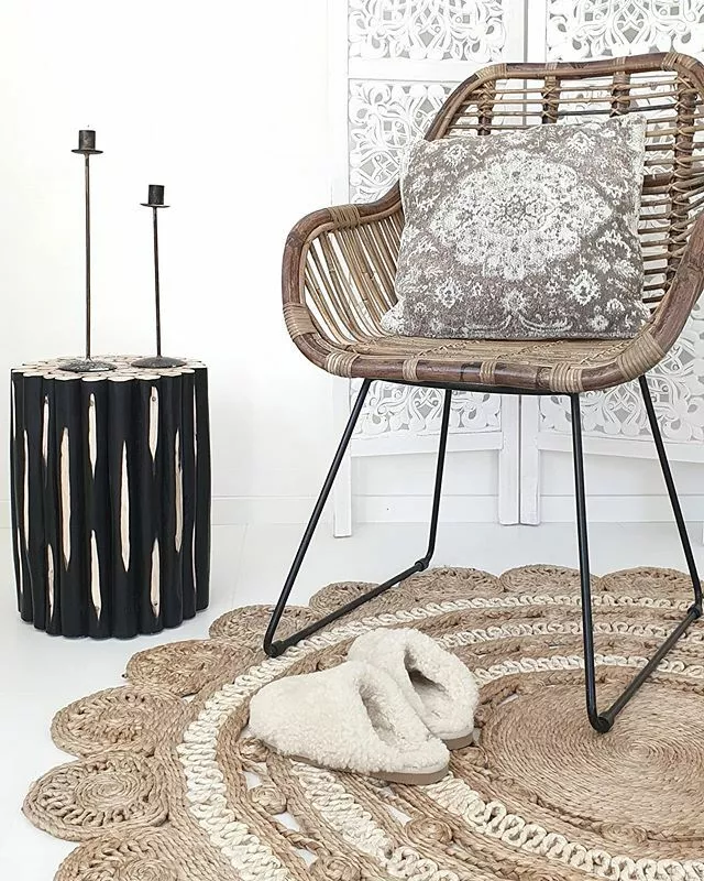 Beliani Mesa Auxiliar De Madera De Teca Clara/negro ø 30 Cm ALTATA - Imagen 3