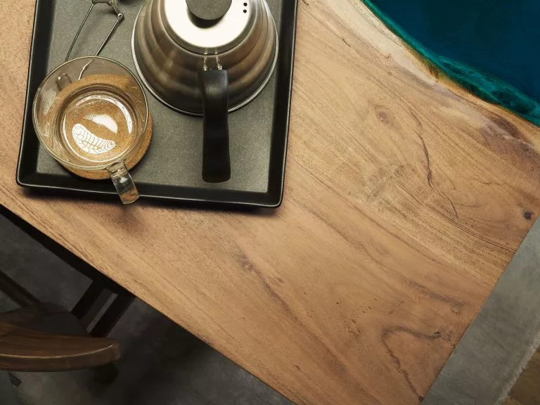 Beliani Mesa De Comedor De Metal/madera De Acacia Clara/negro/azul 160 X 90 Cm RIVIERE - Imagen 6