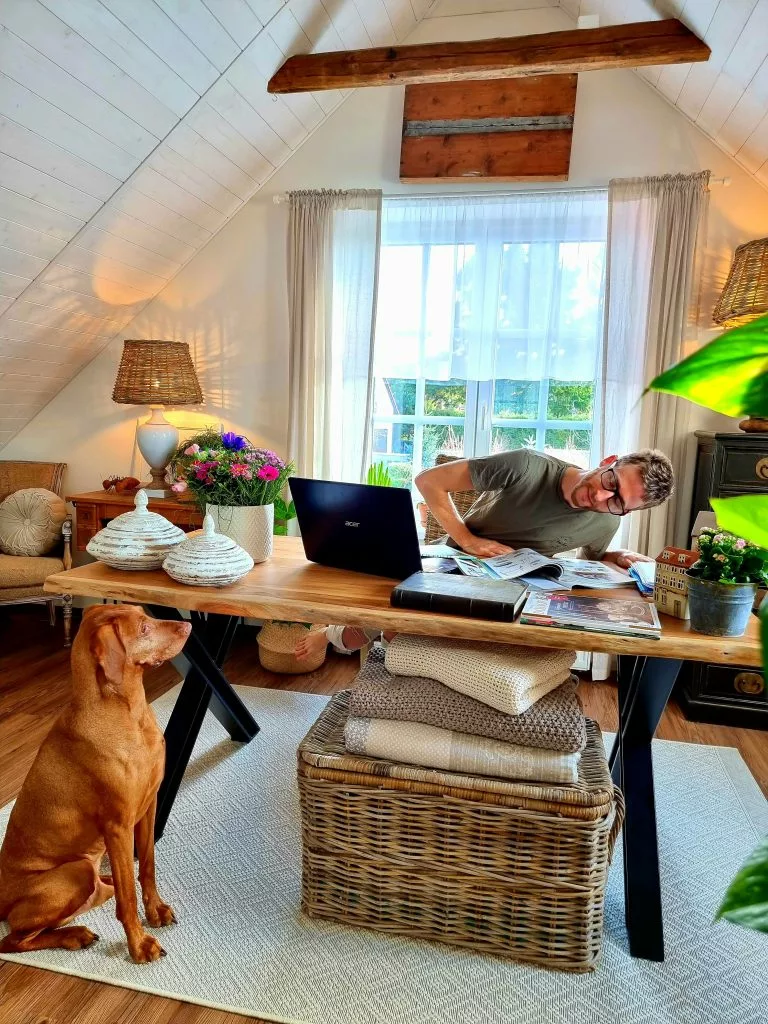 Beliani Mesa De Comedor De Madera De Acacia Clara/negro Varios Tamaños BROOKE - Imagen 3