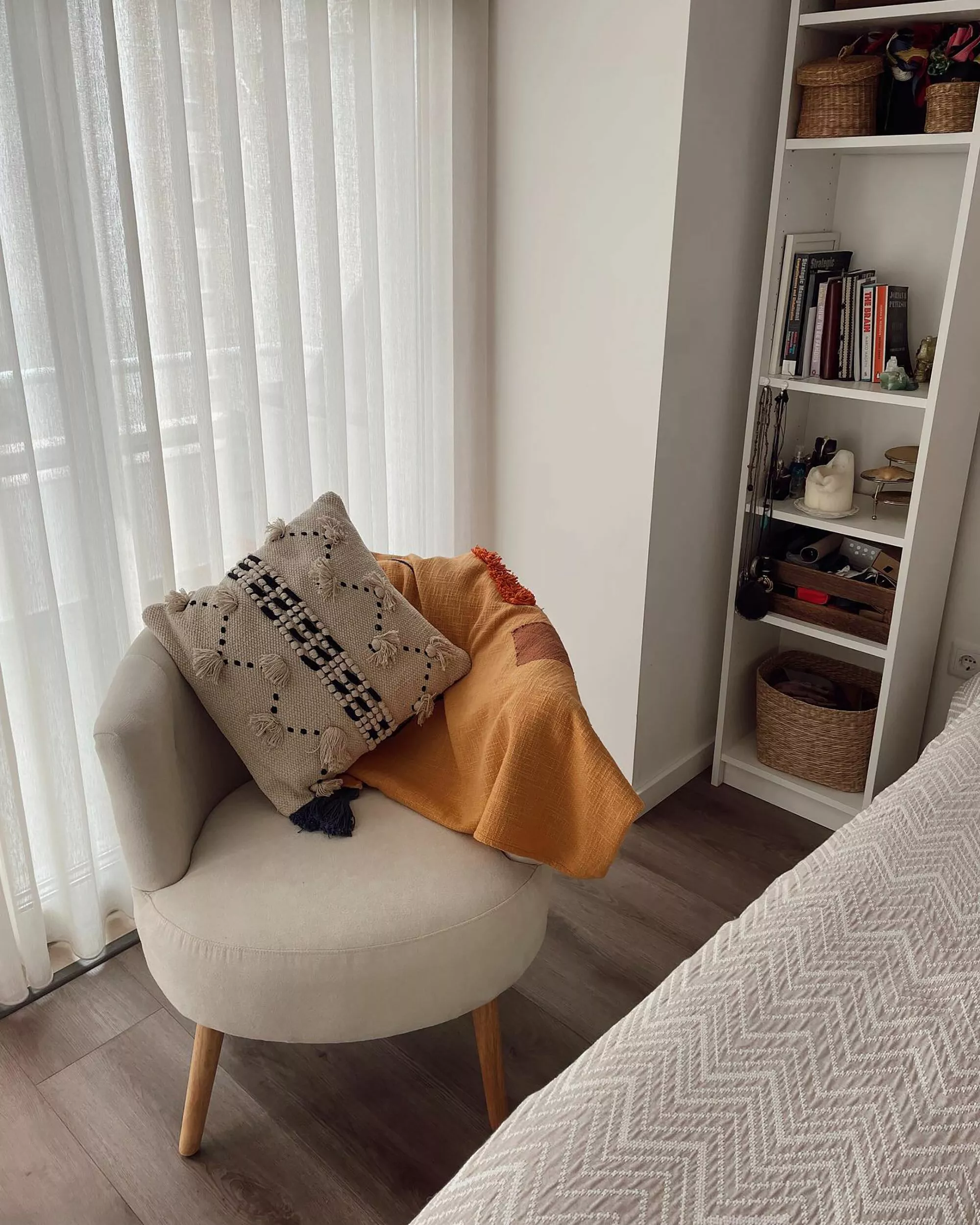 Beliani Sillón Tapizado Blanco Crema ODENZEN - Imagen 6