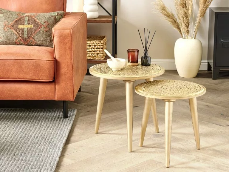 Beliani Conjunto De 2 Mesas Auxiliaries De Madera De Mango Dorada NARRA - Imagen 2