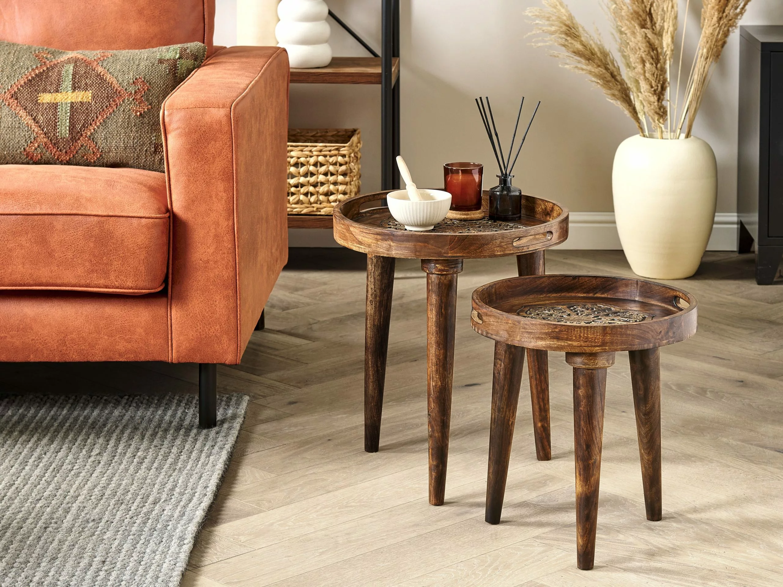 Beliani Conjunto De 2 Mesas De Madera De Mango Oscura ASTAI - Imagen 2